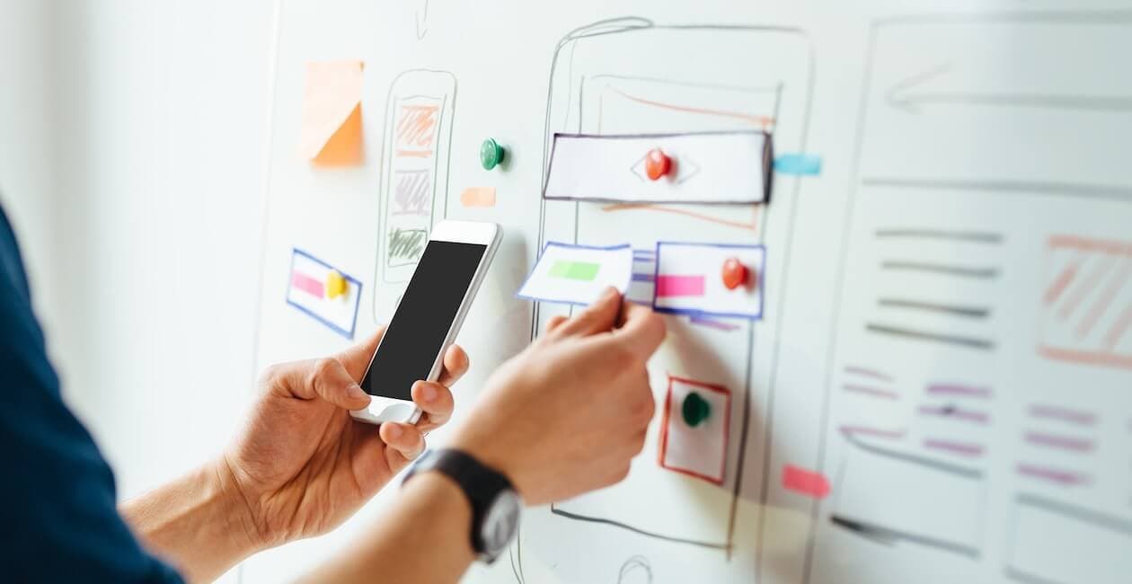 ¿Qué hace un UX Designer? Rol, skills y salario en 2026